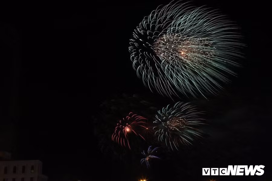 Pháo hoa lung linh rực sáng bầu trời cả nước mừng đón năm mới 2019 ảnh 16 Phao hoa lung linh ruc sang bau troi ca nuoc mung don nam moi 2019 hinh anh 16
