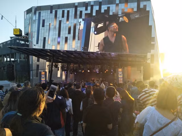  Người dân bản xứ có các hoạt động ở trên đường phố rất hấp dẫn và thu hút nhiều du khách tham gia như cắm trại, tổ chức BBQ, lễ hội âm nhạc. 