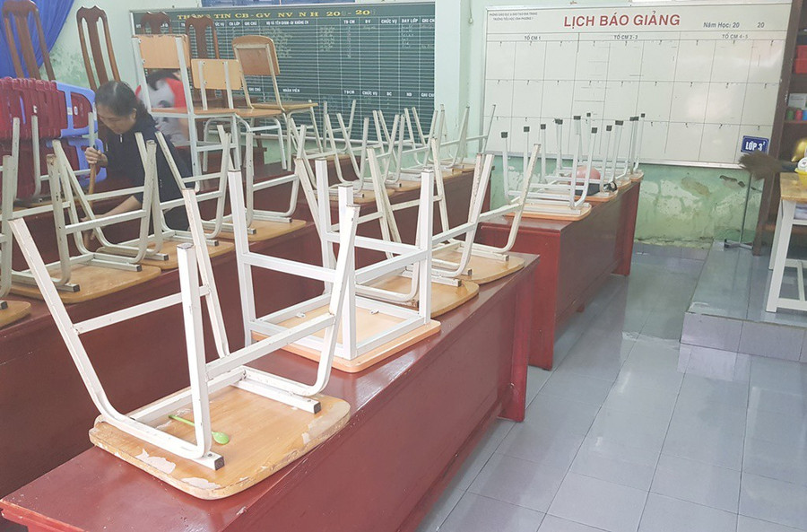 Đang nghỉ Tết Dương lịch, giáo viên vẫn tất bật dọn bùn do mưa lũ - Ảnh 4. Đang nghỉ Tết Dương lịch, giáo viên vẫn tất bật dọn bùn do mưa lũ - Ảnh 4.