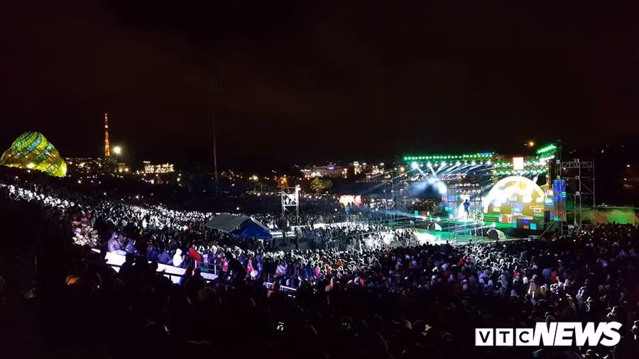 Phao hoa lung linh ruc sang bau troi ca nuoc mung don nam moi 2019 hinh anh 23