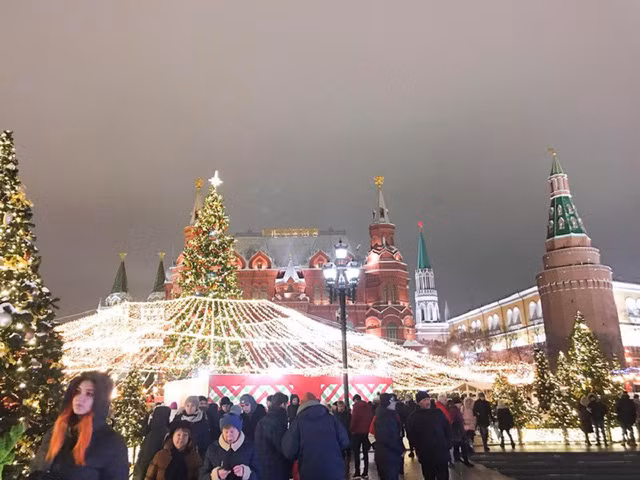  Các cây thông với đủ kích cỡ to, nhỏ, cùng các quả cầu tuyết lấp lánh được bố trí ở khắp các đường phố trung tâm, công viên, quảng trường... 