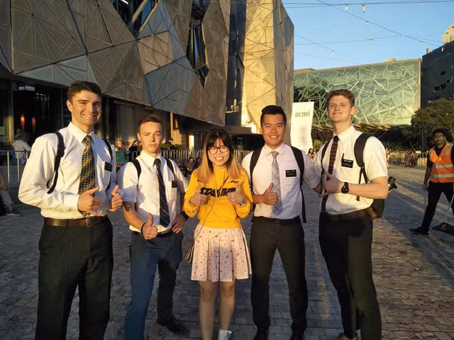  Kim Oanh (ở giữa) cùng các bạn của mình tại Australia. 