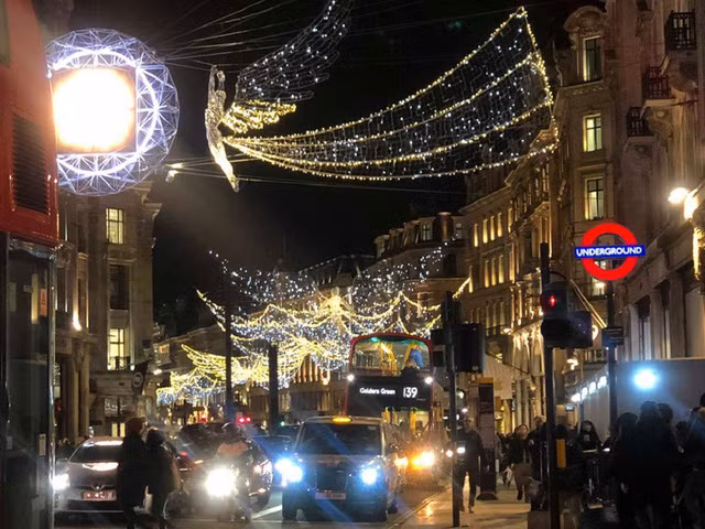  Đường phố được trang hoàng lộng lẫy để chào đón năm mới tại Anh. 