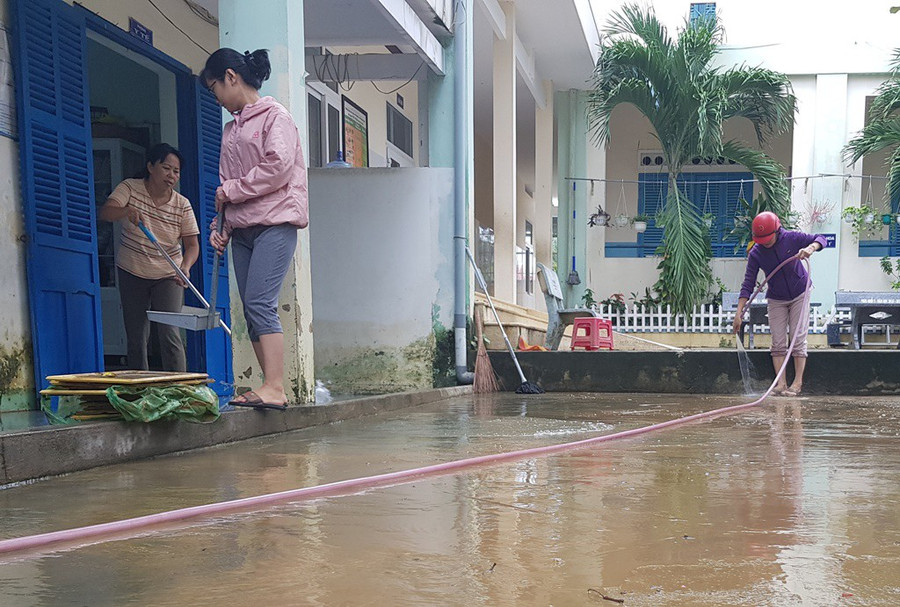 Đang nghỉ Tết Dương lịch, giáo viên vẫn tất bật dọn bùn do mưa lũ - Ảnh 3. Đang nghỉ Tết Dương lịch, giáo viên vẫn tất bật dọn bùn do mưa lũ - Ảnh 3.