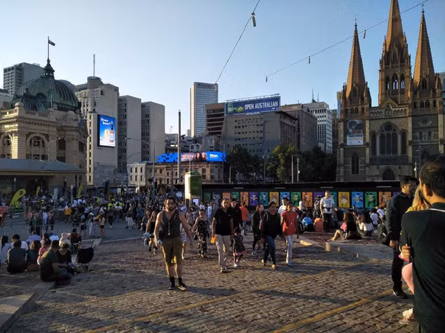  Khác với thời tiết ở những nước Châu Âu – và Mỹ thì Australia lại đón Tết trong tiết trời oi bức của mùa hè. 