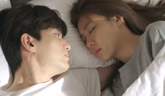 Món quà của vợ dành cho kẻ thứ ba ngay trong bữa tiệc Tết dương lịch khiến ả quỳ sụp xuống vì sợ hãi - Ảnh 1.