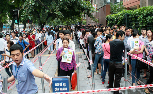 Dòng người xếp hàng để được thi tuyển công chức tại Cục Thuế Hà Nội trên đường Giảng Võ năm 2015. Ảnh: Bá Đô