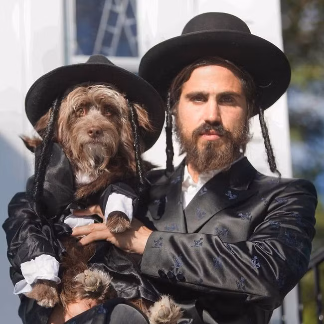 Không chỉ ăn ý trong cách phối đồ mà biểu cảm của cặp chủ - tớ này còn có nhiều điểm tương đồng.