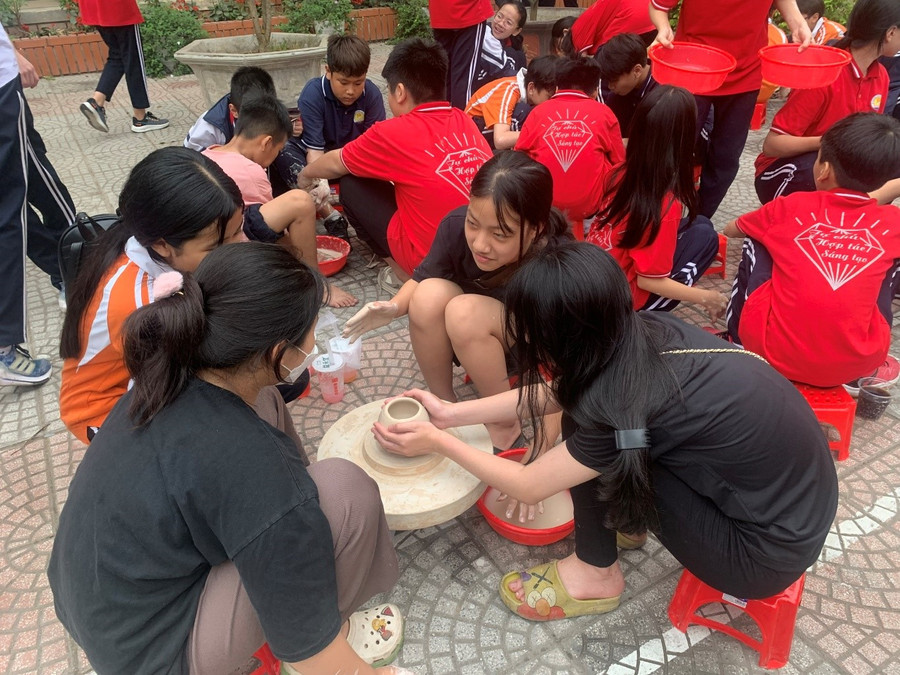 Các hoạt động trải nghiệm tại ngày hội khiến học sinh vô cùng thích thú, hào hứng.