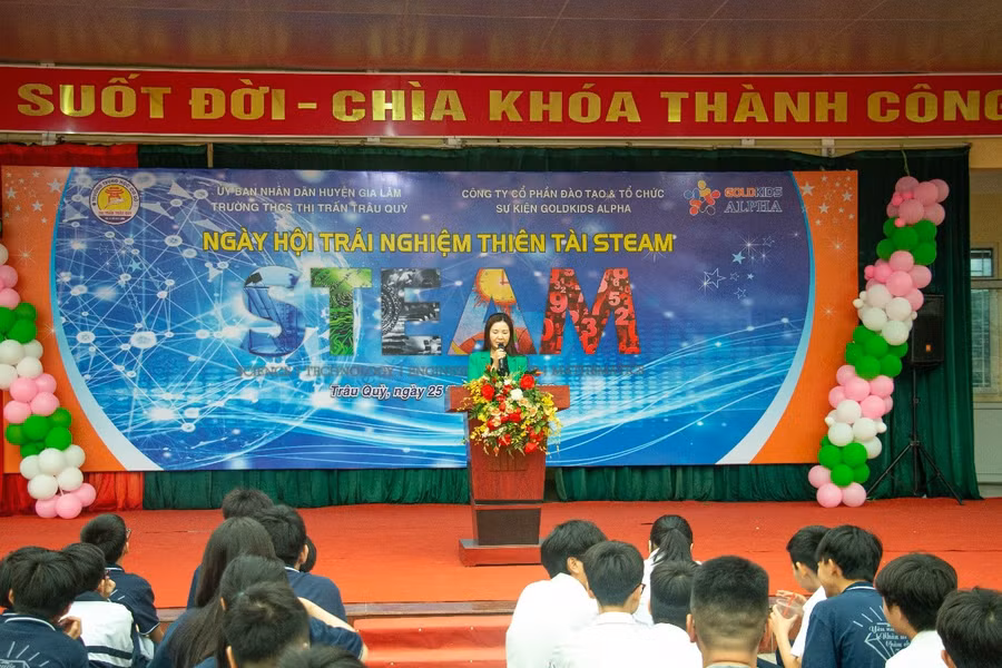 Cô Đỗ Thị Hải Yến – Hiệu trưởng nhà trường nêu bật vai trò của giáo dục trải nghiệm STEAM cho học sinh.
