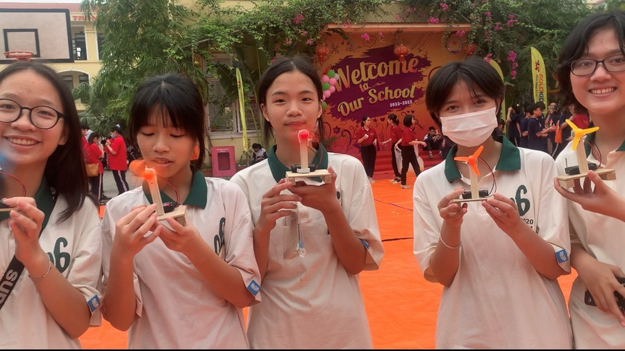 Mô hình chiếc quạt nhỏ mà các em học sinh tự làm ra trên nguyên tắc của giáo dục STEAM.