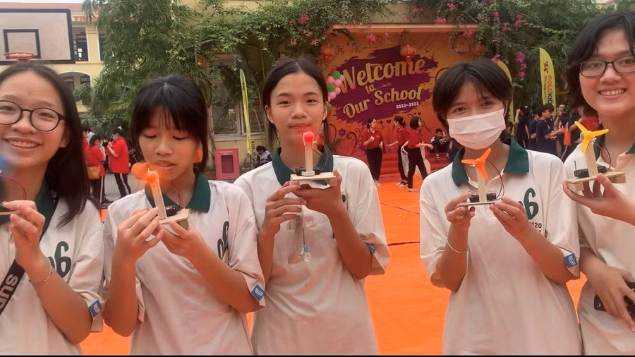 Mô hình chiếc quạt nhỏ mà các em học sinh tự làm ra trên nguyên tắc của giáo dục STEAM.