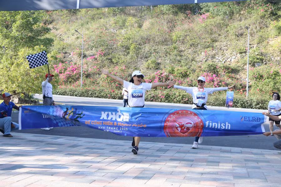 Mỗi người đều nỗ lực hết mình để cố gắng cán đích nhanh nhất có thể. Mỗi người đều nỗ lực hết mình để cố gắng cán đích nhanh nhất có thể.