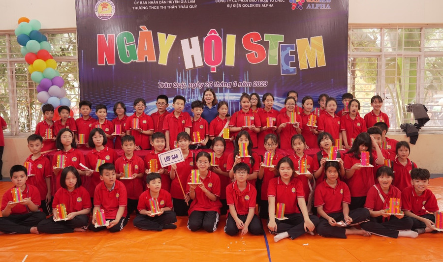 Cô trò cùng nhau ghi lại những khoảnh khắc đáng nhớ tại chương trình.