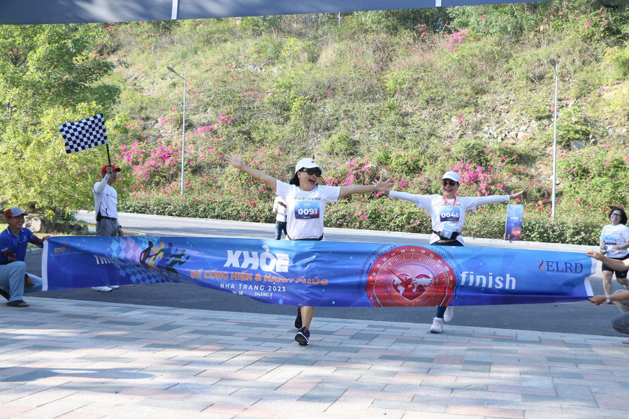 Mỗi người đều nỗ lực hết mình để cố gắng cán đích nhanh nhất có thể.