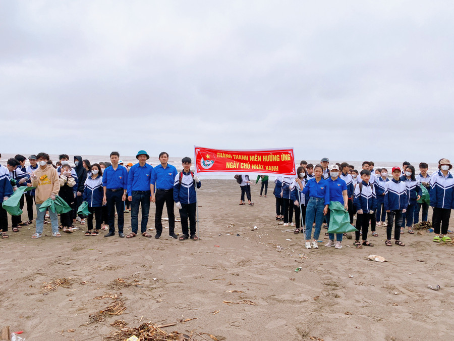 Các đoàn viên thanh niên tiến hành dọn vệ sinh xung quanh bãi biển xã Hải Lý trong sáng 26/3. Các đoàn viên thanh niên tiến hành dọn vệ sinh xung quanh bãi biển xã Hải Lý trong sáng 26/3.