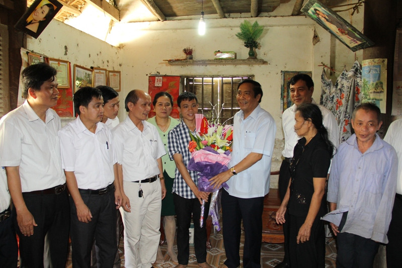 Đoàn lãnh đạo chúc mừng em Trần Văn Cường (THPT Trần Phú) Đoàn lãnh đạo chúc mừng em Trần Văn Cường (THPT Trần Phú)