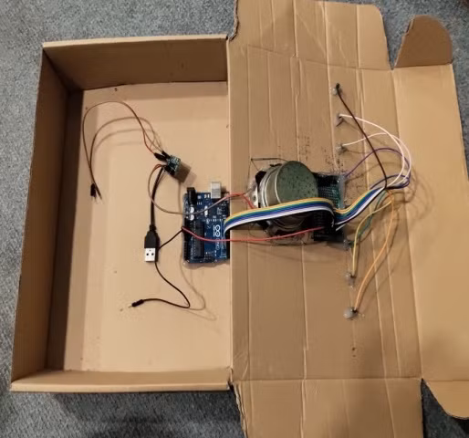 Vật dụng đơn giản, giá thành rẻ được tận dụng để làm chiếc đàn piano trái cây.