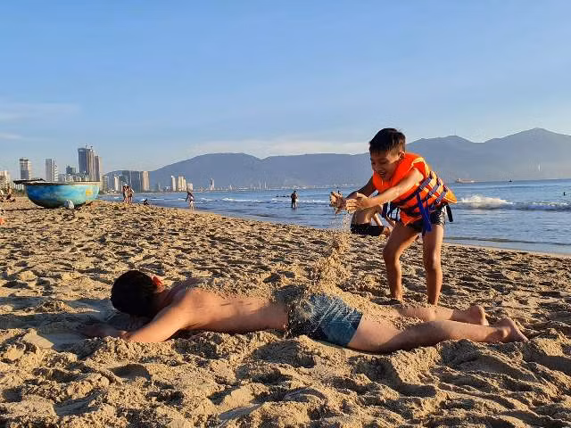 Đà Nẵng: Người dân đổ xô đi tắm biển sau khi được nới lỏng giãn cách xã hội ảnh 3