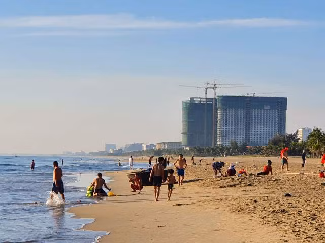 Người dân Đà Nẵng được tắm biển sau thời gian dài thực hiện giãn cách xã hội phòng chống dịch.