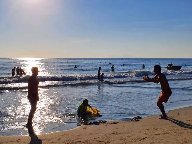 Người dân đi tắm biển khá sớm.