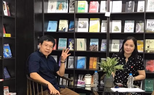 Chủ tịch HĐQT Công ty CP Văn hóa và GD Tân Việt Nguyễn Kim Thoa và nhà báo Đỗ Doãn Hoàng chia sẻ cùng độc giả.