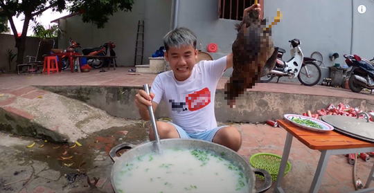 Con trai bà Tân Vlog đăng tải hình ảnh phản cảm nấu cháo gà nguyên lông.