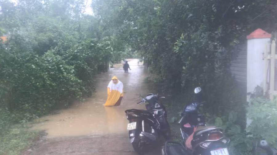 Đường vào tổ 5 thôn La Bông (xã Hòa Tiến) đã bị ngập nước từ 40-50cm.