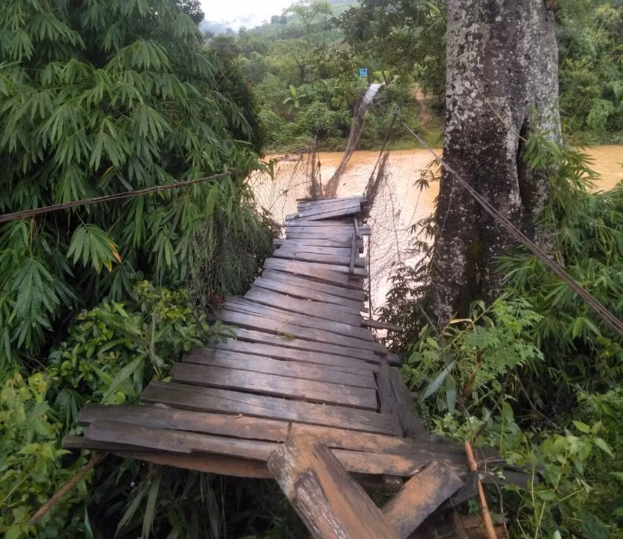 Mưa lớn khiến cây cầu treo bị sập.