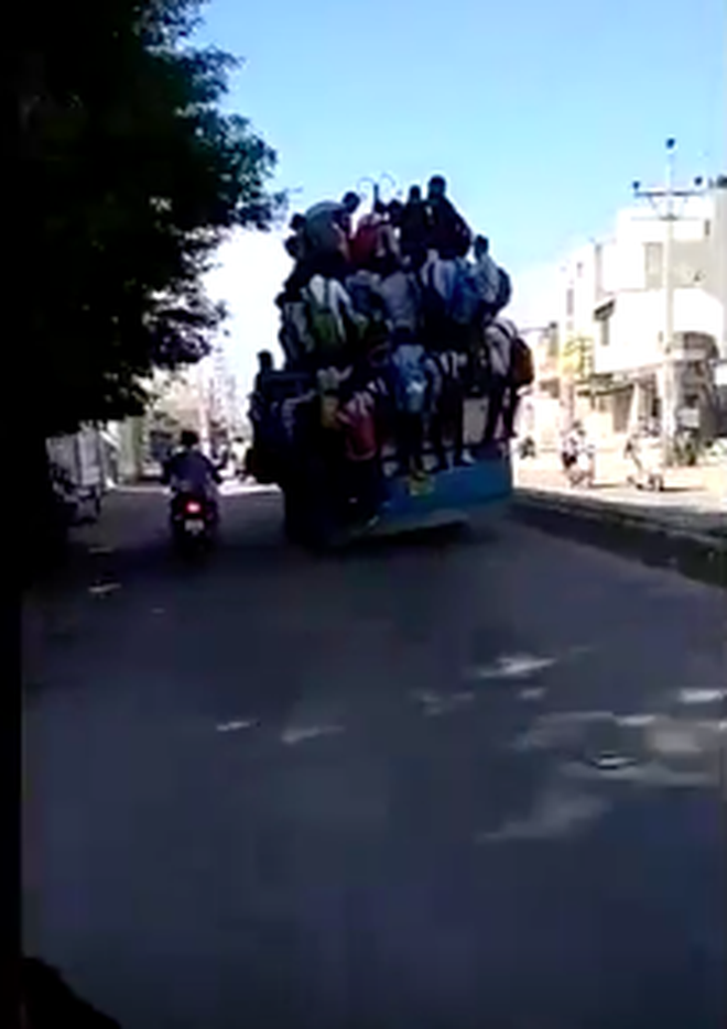 Kinh hoàng cảnh hàng chục sinh viên đu bám xe bus Kinh hoàng cảnh hàng chục sinh viên đu bám xe bus