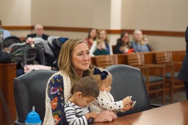 nhan nuoi 2 dua tre xa la, nguoi phu nu soc khi kham pha ra danh tinh cua chung - 4