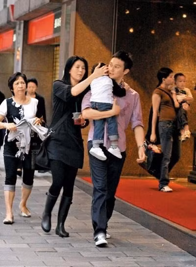  Giấu con 12 năm về nghề nghiệp, bố mẹ tái mặt trước câu nói của bé lúc biết sự thật