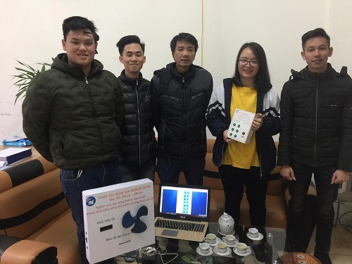 Thạc sĩ Đinh Quý Long (thứ ba từ phải sang) và đại diện nhóm SV nghiên cứu khoa học Thạc sĩ Đinh Quý Long (thứ ba từ phải sang) và đại diện nhóm SV nghiên cứu khoa học