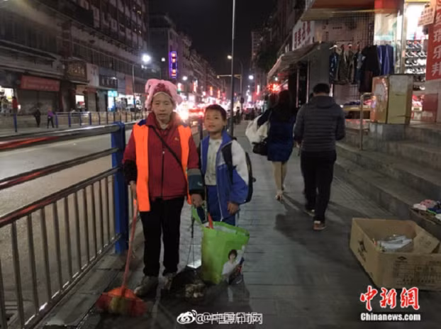 Cảm động cậu bé giúp người mẹ lao công quét rác