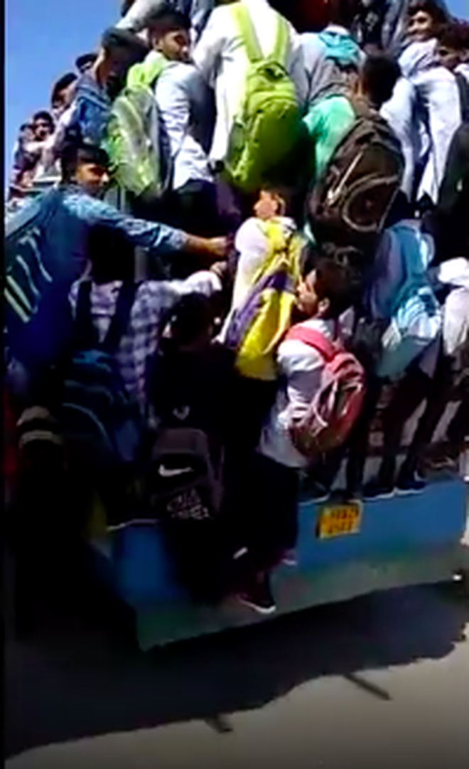 Kinh hoàng cảnh hàng chục sinh viên đu bám xe bus Kinh hoàng cảnh hàng chục sinh viên đu bám xe bus