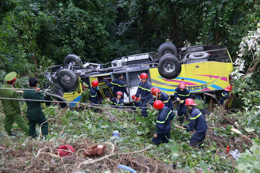 Hiện trường vụ tai nạn xe khách lật ngửa dưới vực ở đèo Hải Vân tuần qua.Ảnh: Q.Thành Hiện trường vụ tai nạn xe khách lật ngửa dưới vực ở đèo Hải Vân tuần qua.Ảnh: Q.Thành
