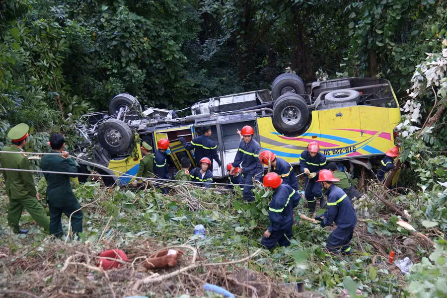 Hiện trường vụ tai nạn xe khách lật ngửa dưới vực ở đèo Hải Vân tuần qua.Ảnh: Q.Thành