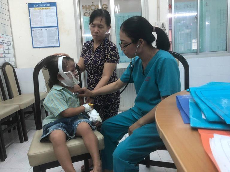 be 6 tuoi bong nang mat va hai tay vi cha me chu quan cho con nghich mon do nay - 1