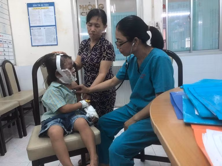 be 6 tuoi bong nang mat va hai tay vi cha me chu quan cho con nghich mon do nay - 1