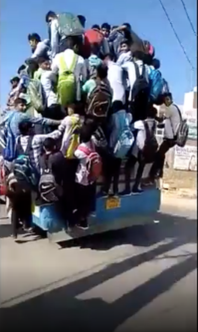 Kinh hoàng cảnh hàng chục sinh viên đu bám xe bus Kinh hoàng cảnh hàng chục sinh viên đu bám xe bus