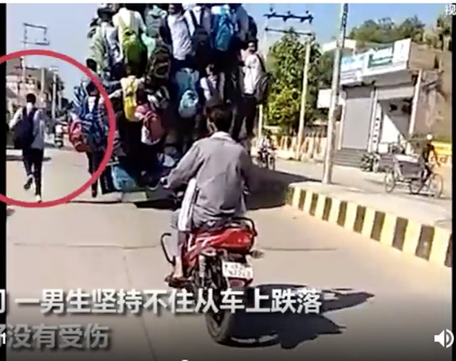 Kinh hoàng cảnh hàng chục sinh viên đu bám xe bus Kinh hoàng cảnh hàng chục sinh viên đu bám xe bus