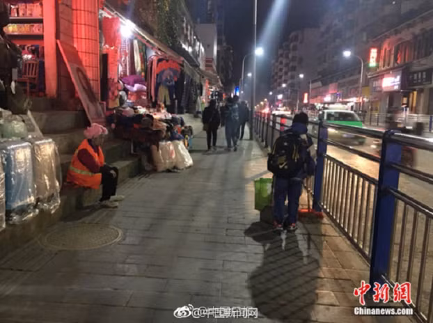 Dân mạng tấm tắc khen cậu bé hiếu thảo ra đường quét rác giúp người mẹ lao công 1