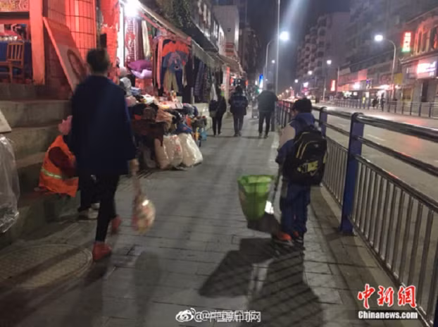 Dân mạng tấm tắc khen cậu bé hiếu thảo ra đường quét rác giúp người mẹ lao công 2