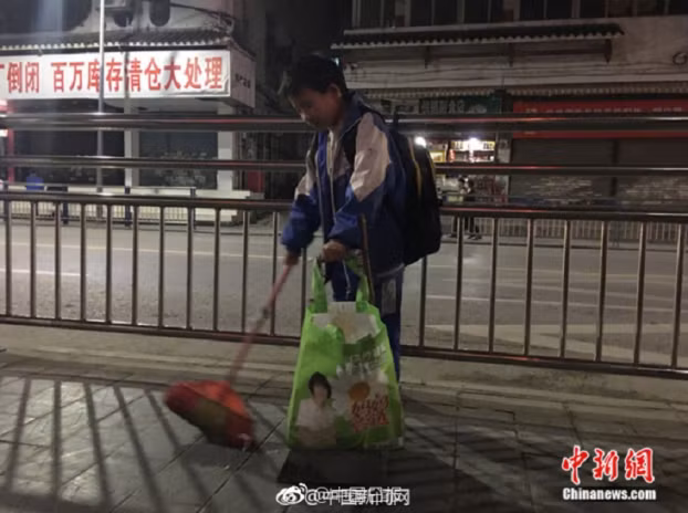 Dân mạng tấm tắc khen cậu bé hiếu thảo ra đường quét rác giúp người mẹ lao công 3