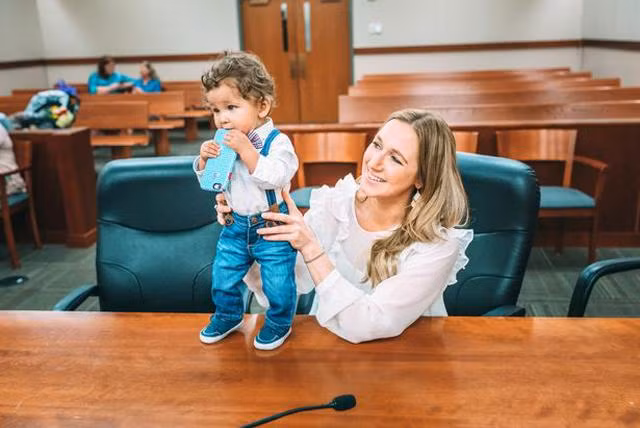 Nhận nuôi 2 đứa trẻ xa lạ, người phụ nữ sốc khi biết danh tính thực sự của chúng