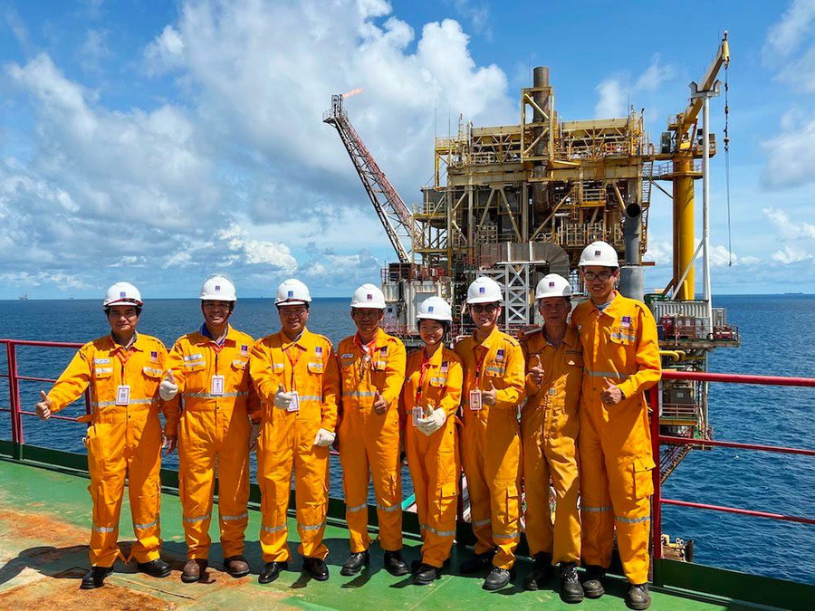 Màu áo PV GAS trên giàn khí ngoài khơi Tổ quốc Màu áo PV GAS trên giàn khí ngoài khơi Tổ quốc