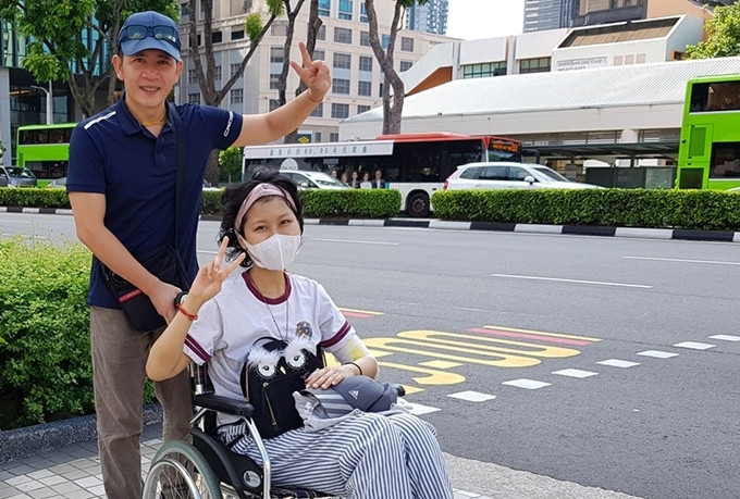 Giai đoạn này, Hạnh Anh trải qua những đợt xét nghiệm và hóa trị đau đớn. Em được tiếp sức từ sự lạc quan và tình yêu của bố. Con ơi hôm nay kết quả xét nghiệm tốt hơn rồi đấy, Ngày mai người bạn của bố là giáo sư về bệnh máu sẽ sang thăm con, Bố nhờ người bạn mang từ Việt Nam qua đây cho con cây đàn... đó là những niềm vui mà Đỗ Đức Thành mang đến mỗi ngày đểgiúp Hạnh An quên đi sự hành xác của bệnh tật.