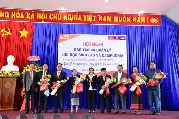 Lãnh đạo tỉnh Kon Tum tặng hoa cho Lãnh sự quán Lào, Sở GD&ĐT các tỉnh thuộc hai nước Lào, Campuchia. 