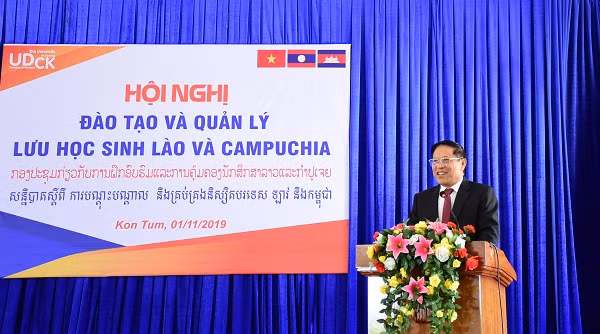 Ông Viengxay Phommachanh - Tổng Lãnh sự quán Lào tại Đà Nẵng phát biểu tại hội nghị