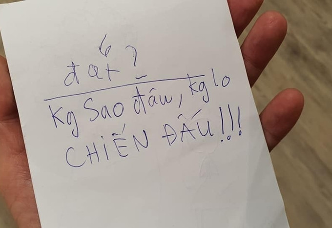 Đắt? - Hạnh An gắng viết một chữđể hỏi bố về chi phírồi chìm vào hôn mê và mãi mãi ra đi sau ca ghép tủy lần bốn. Em mất vì ung thư máu khi 20 tuổi, khép lại hành trình dài chiến đấu với bệnh tật.